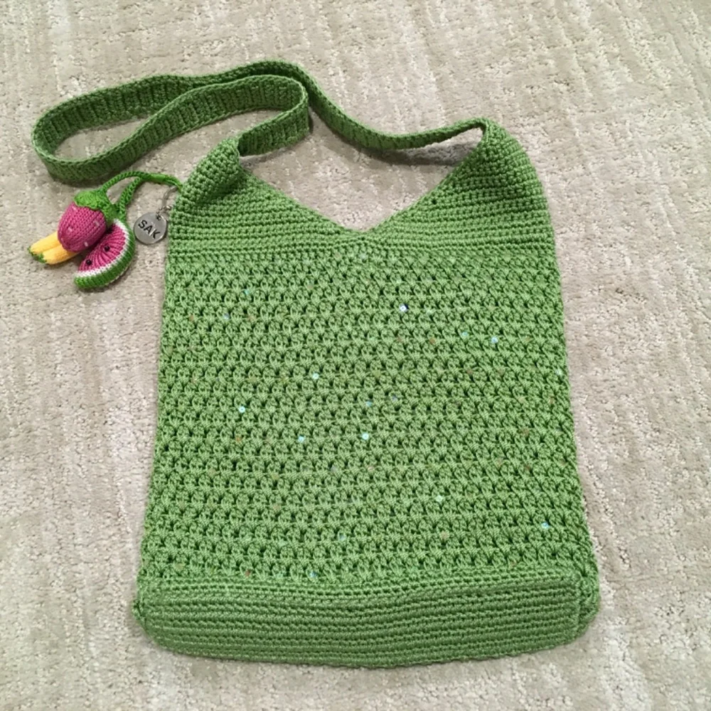 The Sak Vtg Green Sequin Crochet Shoulder Bag with Removeable Bag Fruit Charm - Picture 2 of 11